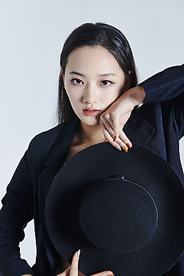 포토 JPG 스튜디오촬영 모자 응시 여자 포즈 실내 한명 상반신 20대 성인 앞모습 댄서 한국인 춤 잡기 흰배경 성인여자한명만 스트릿댄스 스트리트패션 국내포토 직업 1 시선 잡화 패션 뷰포인트 백그라운드 모션 문화예술 사람 동양인 청년 내부 흰색 여자한명만 성인여자만 파일형식