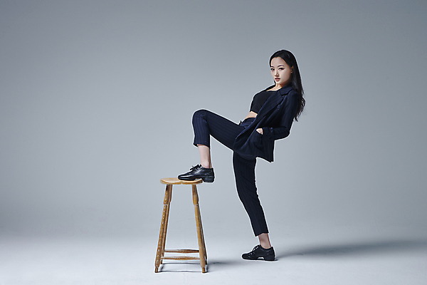 포토 JPG 스튜디오촬영 전신 응시 여자 포즈 의자 회색배경 실내 한명 20대 성인 옆모습 한국인 춤 주머니손 다리들기 성인여자한명만 스트릿댄스 스트리트패션 국내포토 1 시선 패션 뷰포인트 가구 백그라운드 모션 문화예술 사람 동양인 청년 내부 회색 여자한명만 성인여자만 파일형식