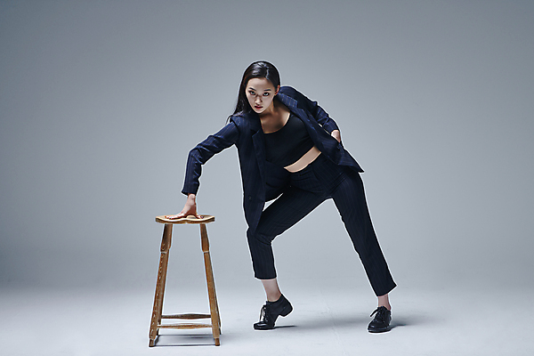 포토 JPG 스튜디오촬영 전신 응시 여자 포즈 의자 회색배경 실내 한명 20대 성인 앞모습 한국인 춤 주머니손 손짚기 성인여자한명만 스트릿댄스 스트리트패션 국내포토 1 시선 패션 뷰포인트 가구 백그라운드 모션 문화예술 사람 동양인 손짓 청년 내부 회색 여자한명만 성인여자만 파일형식