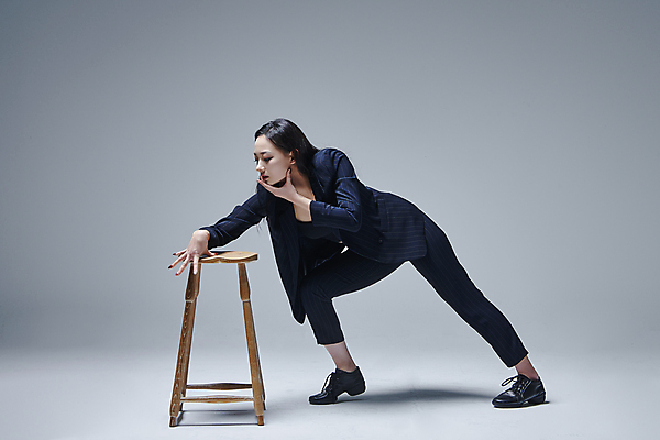 포토 JPG 스튜디오촬영 전신 응시 여자 포즈 의자 회색배경 실내 한명 손짓 20대 성인 옆모습 한국인 춤 성인여자한명만 스트릿댄스 스트리트패션 국내포토 1 시선 패션 뷰포인트 가구 백그라운드 모션 문화예술 사람 동양인 청년 내부 회색 여자한명만 성인여자만 파일형식