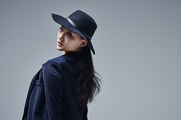포토 JPG 스튜디오촬영 모자 응시 여자 포즈 회색배경 실내 한명 상반신 20대 성인 옆모습 댄서 한국인 춤 성인여자한명만 스트릿댄스 스트리트패션 국내포토 직업 1 시선 잡화 패션 뷰포인트 백그라운드 문화예술 사람 동양인 청년 내부 회색 여자한명만 성인여자만 파일형식