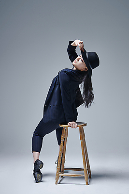 포토 JPG 스튜디오촬영 전신 모자 여자 포즈 의자 회색배경 실내 한명 앉기 20대 성인 옆모습 댄서 한국인 춤 잡기 성인여자한명만 스트릿댄스 스트리트패션 국내포토 직업 1 잡화 패션 뷰포인트 가구 백그라운드 모션 문화예술 사람 동양인 청년 내부 회색 여자한명만 성인여자만 파일형식