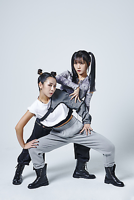 포토 JPG 스튜디오촬영 전신 응시 여자 포즈 회색배경 실내 숙이기 힙합 손짓 20대 성인 두명 앞모습 댄서 한국인 춤 성인여자만 무릎구부리기 힙스터 스트릿댄스 스트리트패션 국내포토 직업 시선 패션 음악 뷰포인트 백그라운드 모션 문화예술 사람 동양인 청년 내부 회색 여자만 성인만 파일형식