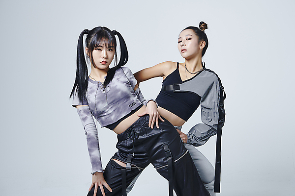 포토 JPG 스튜디오촬영 응시 여자 허리손 포즈 회색배경 실내 힙합 서기 20대 성인 두명 앞모습 댄서 한국인 춤 성인여자만 힙스터 스트릿댄스 스트리트패션 국내포토 직업 시선 패션 음악 뷰포인트 백그라운드 모션 문화예술 사람 동양인 청년 내부 회색 여자만 성인만 파일형식