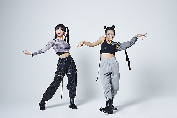 포토 JPG 스튜디오촬영 전신 응시 여자 포즈 회색배경 실내 힙합 서기 손짓 20대 성인 두명 앞모습 손들기 댄서 한국인 춤 성인여자만 힙스터 스트릿댄스 스트리트패션 국내포토 직업 시선 패션 음악 뷰포인트 백그라운드 모션 문화예술 사람 동양인 청년 내부 회색 여자만 성인만 파일형식