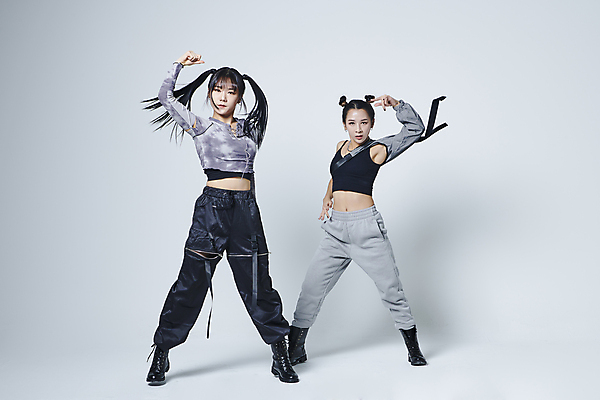 포토 JPG 스튜디오촬영 전신 응시 여자 포즈 회색배경 실내 힙합 서기 20대 성인 두명 앞모습 손들기 댄서 한국인 춤 성인여자만 힙스터 스트릿댄스 스트리트패션 국내포토 직업 시선 패션 음악 뷰포인트 백그라운드 모션 문화예술 사람 동양인 청년 내부 회색 여자만 성인만 파일형식