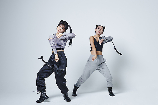 포토 JPG 스튜디오촬영 전신 응시 여자 포즈 회색배경 실내 힙합 서기 20대 성인 두명 앞모습 댄서 한국인 춤 성인여자만 힙스터 스트릿댄스 스트리트패션 국내포토 직업 시선 패션 음악 뷰포인트 백그라운드 모션 문화예술 사람 동양인 청년 내부 회색 여자만 성인만 파일형식