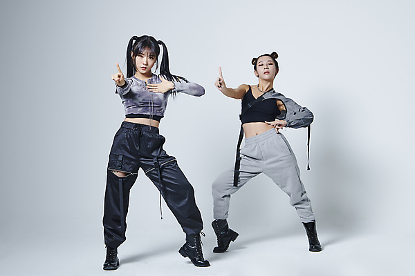 포토 JPG 스튜디오촬영 전신 응시 여자 포즈 회색배경 실내 힙합 서기 손짓 20대 성인 두명 앞모습 댄서 한국인 춤 성인여자만 무릎구부리기 힙스터 스트릿댄스 스트리트패션 국내포토 직업 시선 패션 음악 뷰포인트 백그라운드 모션 문화예술 사람 동양인 청년 내부 회색 여자만 성인만 파일형식