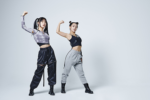포토 JPG 스튜디오촬영 전신 응시 여자 포즈 회색배경 실내 힙합 서기 20대 성인 두명 앞모습 옆모습 손들기 댄서 한국인 춤 성인여자만 힙스터 스트릿댄스 스트리트패션 국내포토 직업 시선 패션 음악 뷰포인트 백그라운드 모션 문화예술 사람 동양인 청년 내부 회색 여자만 성인만 파일형식