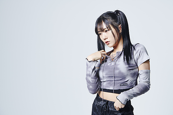 포토 JPG 스튜디오촬영 응시 여자 포즈 회색배경 실내 힙합 한명 손짓 상반신 20대 성인 옆모습 댄서 한국인 춤 성인여자한명만 힙스터 스트릿댄스 스트리트패션 국내포토 직업 1 시선 패션 음악 뷰포인트 백그라운드 모션 문화예술 사람 동양인 청년 내부 회색 여자한명만 성인여자만 파일형식