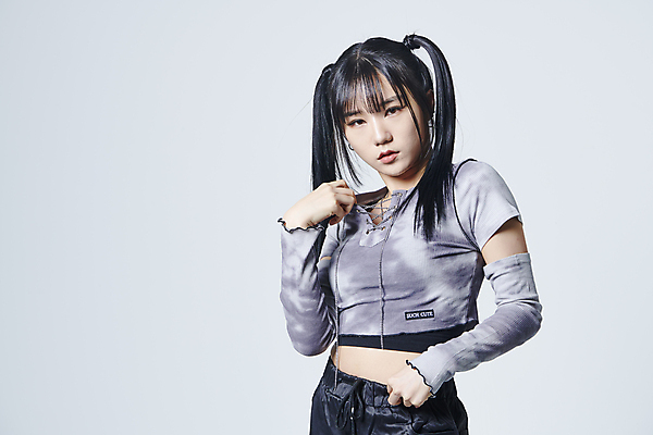 포토 JPG 스튜디오촬영 응시 여자 포즈 회색배경 실내 힙합 한명 상반신 20대 성인 앞모습 댄서 한국인 춤 잡기 성인여자한명만 힙스터 스트릿댄스 스트리트패션 국내포토 직업 1 시선 패션 음악 뷰포인트 백그라운드 모션 문화예술 사람 동양인 청년 내부 회색 여자한명만 성인여자만 파일형식