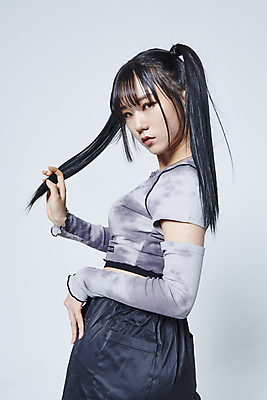 포토 JPG 스튜디오촬영 응시 여자 포즈 회색배경 실내 힙합 한명 상반신 20대 성인 옆모습 머리카락 댄서 한국인 춤 잡기 성인여자한명만 힙스터 스트릿댄스 스트리트패션 국내포토 직업 1 시선 패션 음악 뷰포인트 모션 문화예술 사람 동양인 청년 내부 머리 회색 여자한명만 성인여자만 파일형식 컬러 인종 신체부위 여자만 성인만