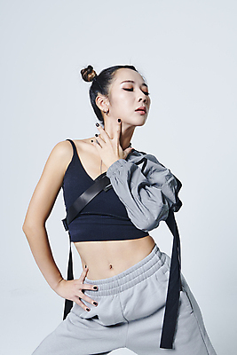 포토 JPG 스튜디오촬영 여자 허리손 포즈 회색배경 실내 힙합 한명 서기 손짓 상반신 20대 성인 앞모습 눈감음 댄서 한국인 춤 성인여자한명만 힙스터 스트릿댄스 스트리트패션 국내포토 직업 1 패션 음악 뷰포인트 백그라운드 모션 문화예술 사람 동양인 청년 내부 회색 여자한명만 성인여자만 파일형식