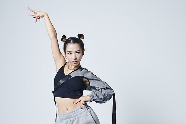 포토 JPG 스튜디오촬영 응시 여자 허리손 포즈 회색배경 실내 힙합 한명 손짓 상반신 20대 성인 앞모습 손들기 댄서 한국인 춤 성인여자한명만 힙스터 스트릿댄스 스트리트패션 국내포토 직업 1 시선 패션 음악 뷰포인트 모션 문화예술 사람 동양인 청년 내부 회색 여자한명만 성인여자만 파일형식 컬러 인종 여자만 성인만
