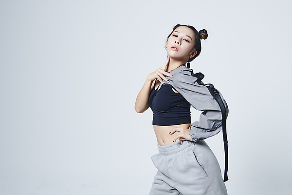 포토 JPG 스튜디오촬영 응시 여자 허리손 포즈 회색배경 실내 힙합 한명 손짓 상반신 20대 성인 옆모습 댄서 한국인 춤 성인여자한명만 힙스터 스트릿댄스 스트리트패션 국내포토 직업 1 시선 패션 음악 뷰포인트 백그라운드 모션 문화예술 사람 동양인 청년 내부 회색 여자한명만 성인여자만 파일형식