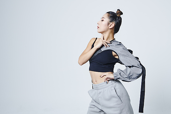 포토 JPG 스튜디오촬영 응시 여자 허리손 포즈 회색배경 실내 힙합 한명 손짓 상반신 20대 성인 옆모습 댄서 한국인 춤 성인여자한명만 힙스터 스트릿댄스 스트리트패션 국내포토 직업 1 시선 패션 음악 뷰포인트 백그라운드 모션 문화예술 사람 동양인 청년 내부 회색 여자한명만 성인여자만 파일형식