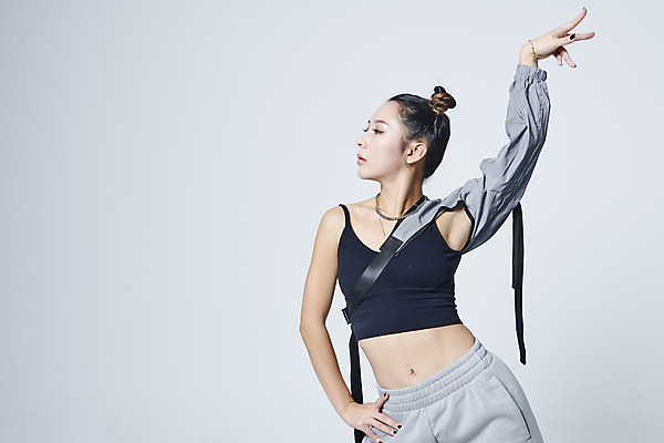 포토 JPG 스튜디오촬영 응시 여자 포즈 회색배경 실내 힙합 한명 손짓 상반신 20대 성인 앞모습 손들기 댄서 한국인 춤 성인여자한명만 힙스터 스트릿댄스 스트리트패션 국내포토 직업 1 시선 패션 음악 뷰포인트 백그라운드 모션 문화예술 사람 동양인 청년 내부 회색 여자한명만 성인여자만 파일형식