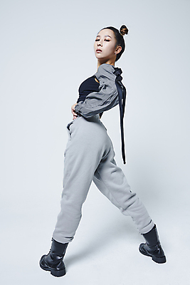 포토 JPG 스튜디오촬영 전신 응시 여자 로우앵글 허리손 포즈 회색배경 실내 힙합 한명 서기 20대 성인 옆모습 뒷모습 댄서 한국인 춤 성인여자한명만 힙스터 스트릿댄스 스트리트패션 국내포토 직업 1 시선 패션 음악 뷰포인트 백그라운드 모션 문화예술 사람 동양인 청년 내부 회색 여자한명만 성인여자만 파일형식