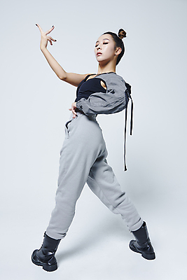 포토 JPG 스튜디오촬영 전신 응시 여자 로우앵글 허리손 포즈 회색배경 실내 힙합 한명 손짓 20대 성인 옆모습 뒷모습 손들기 댄서 한국인 춤 성인여자한명만 힙스터 스트릿댄스 스트리트패션 국내포토 직업 1 시선 패션 음악 뷰포인트 백그라운드 모션 문화예술 사람 동양인 청년 내부 회색 여자한명만 성인여자만 파일형식