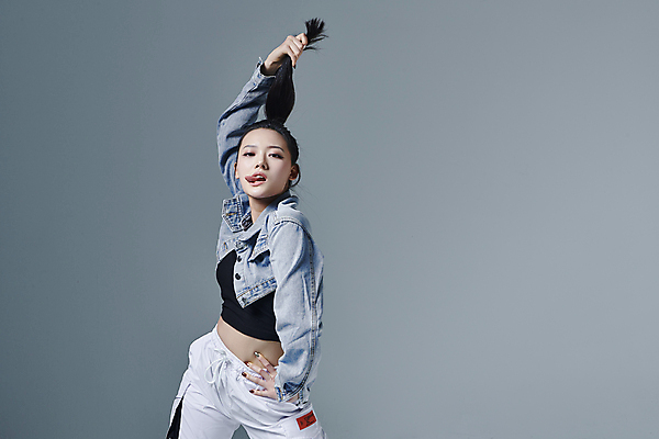 포토 JPG 스튜디오촬영 응시 여자 허리손 포즈 회색배경 실내 힙합 한명 상반신 20대 성인 앞모습 머리카락 댄서 한국인 춤 잡기 메롱 성인여자한명만 힙스터 스트릿댄스 스트리트패션 국내포토 직업 1 시선 패션 음악 뷰포인트 백그라운드 모션 문화예술 사람 동양인 청년 내부 머리 회색 여자한명만 성인여자만 파일형식
