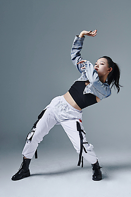 포토 JPG 스튜디오촬영 전신 응시 여자 포즈 회색배경 실내 힙합 한명 손짓 20대 성인 앞모습 손들기 댄서 한국인 춤 성인여자한명만 힙스터 스트릿댄스 스트리트패션 국내포토 직업 1 시선 패션 음악 뷰포인트 백그라운드 모션 문화예술 사람 동양인 청년 내부 회색 여자한명만 성인여자만 파일형식