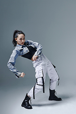 포토 JPG 스튜디오촬영 전신 응시 여자 포즈 회색배경 실내 힙합 한명 20대 성인 옆모습 댄서 한국인 춤 성인여자한명만 무릎구부리기 힙스터 스트릿댄스 스트리트패션 국내포토 직업 1 시선 패션 음악 뷰포인트 백그라운드 문화예술 사람 동양인 청년 내부 회색 여자한명만 성인여자만 파일형식