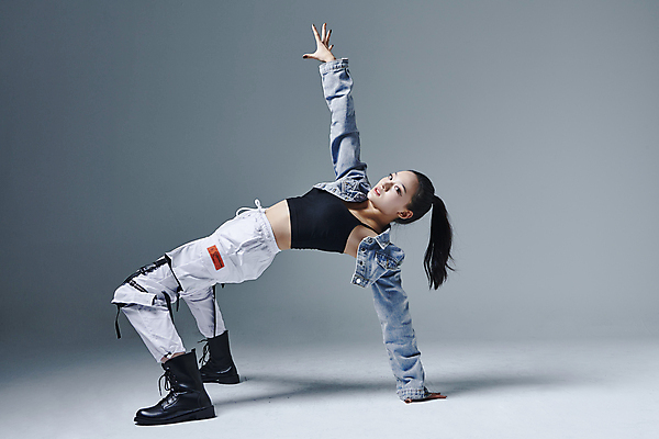 포토 JPG 스튜디오촬영 전신 응시 여자 포즈 회색배경 실내 힙합 한명 20대 성인 옆모습 댄서 한국인 춤 손뻗기 손짚기 성인여자한명만 무릎구부리기 힙스터 스트릿댄스 스트리트패션 국내포토 직업 1 시선 패션 음악 뷰포인트 백그라운드 모션 문화예술 사람 동양인 손짓 청년 내부 회색 여자한명만 성인여자만 파일형식