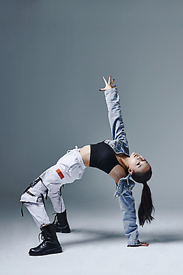 포토 JPG 스튜디오촬영 전신 응시 여자 포즈 회색배경 실내 힙합 한명 20대 성인 옆모습 댄서 한국인 춤 손뻗기 성인여자한명만 무릎구부리기 힙스터 스트릿댄스 스트리트패션 국내포토 직업 1 시선 패션 음악 뷰포인트 백그라운드 모션 문화예술 사람 동양인 청년 내부 회색 여자한명만 성인여자만 파일형식