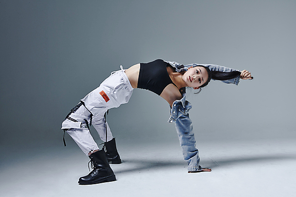 포토 JPG 스튜디오촬영 전신 응시 여자 포즈 회색배경 실내 힙합 한명 20대 성인 옆모습 머리카락 댄서 한국인 춤 잡기 손짚기 성인여자한명만 무릎구부리기 힙스터 스트릿댄스 스트리트패션 국내포토 직업 1 시선 패션 음악 뷰포인트 백그라운드 모션 문화예술 사람 동양인 손짓 청년 내부 머리 회색 여자한명만 성인여자만 파일형식