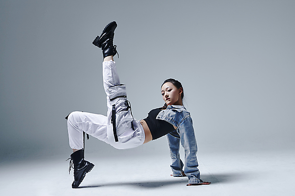 포토 JPG 스튜디오촬영 전신 응시 여자 포즈 회색배경 실내 힙합 한명 20대 성인 옆모습 댄서 한국인 춤 다리들기 손짚기 성인여자한명만 힙스터 스트릿댄스 스트리트패션 국내포토 직업 1 시선 패션 음악 뷰포인트 백그라운드 모션 문화예술 사람 동양인 손짓 청년 내부 회색 여자한명만 성인여자만 파일형식