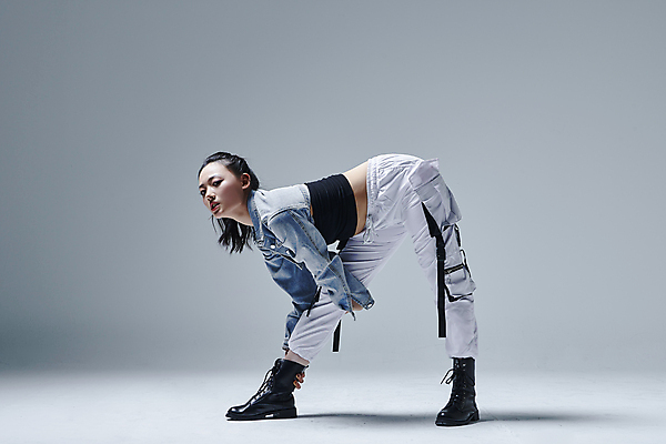 포토 JPG 스튜디오촬영 전신 응시 여자 포즈 회색배경 실내 허리숙이기 힙합 한명 20대 성인 옆모습 댄서 한국인 춤 잡기 성인여자한명만 힙스터 스트릿댄스 스트리트패션 국내포토 직업 1 시선 패션 음악 뷰포인트 백그라운드 모션 문화예술 숙이기 사람 동양인 청년 내부 회색 여자한명만 성인여자만 파일형식