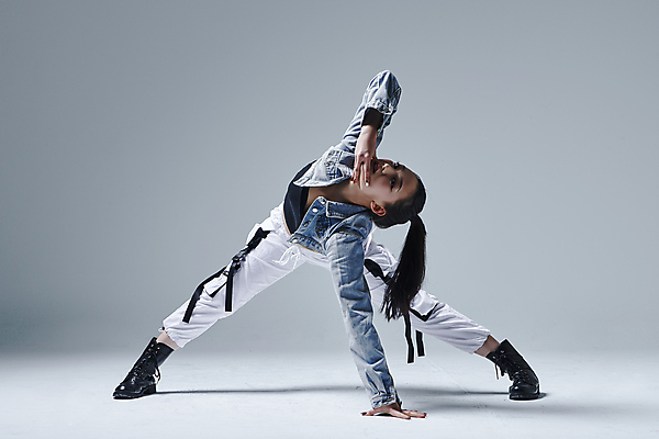 포토 JPG 스튜디오촬영 전신 응시 여자 포즈 회색배경 실내 힙합 한명 20대 성인 앞모습 옆모습 댄서 한국인 춤 손짚기 성인여자한명만 힙스터 스트릿댄스 스트리트패션 국내포토 직업 1 시선 패션 음악 뷰포인트 백그라운드 문화예술 사람 동양인 손짓 청년 내부 회색 여자한명만 성인여자만 파일형식