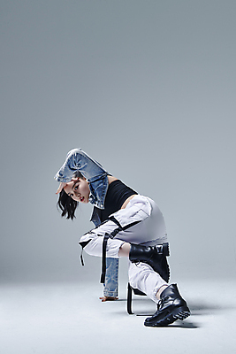 포토 JPG 스튜디오촬영 전신 응시 여자 포즈 회색배경 실내 힙합 한명 20대 성인 옆모습 댄서 한국인 춤 손짚기 성인여자한명만 힙스터 스트릿댄스 스트리트패션 국내포토 직업 1 시선 패션 음악 뷰포인트 백그라운드 문화예술 사람 동양인 손짓 청년 내부 회색 여자한명만 성인여자만 파일형식