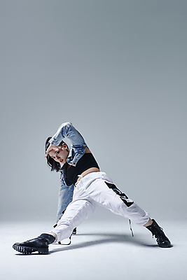 포토 JPG 스튜디오촬영 전신 응시 여자 포즈 회색배경 실내 힙합 한명 20대 성인 앞모습 댄서 한국인 춤 손짚기 성인여자한명만 힙스터 스트릿댄스 스트리트패션 국내포토 직업 1 시선 패션 음악 뷰포인트 백그라운드 문화예술 사람 동양인 손짓 청년 내부 회색 여자한명만 성인여자만 파일형식