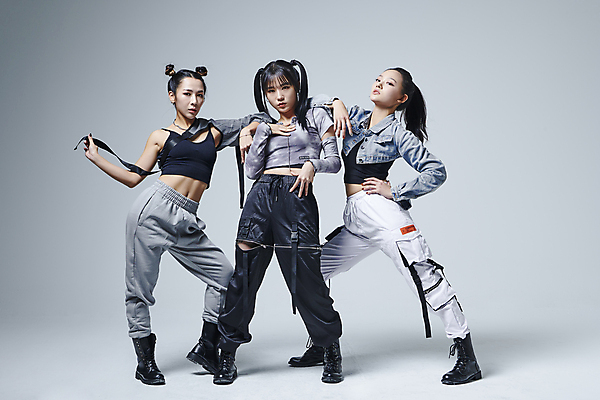 포토 JPG 스튜디오촬영 전신 응시 여자 포즈 회색배경 실내 힙합 손짓 20대 성인 앞모습 옆모습 세명 기댐 댄서 한국인 춤 잡기 성인여자만 힙스터 어깨에손 스트릿댄스 스트리트패션 국내포토 직업 시선 패션 음악 뷰포인트 백그라운드 모션 문화예술 사람 동양인 청년 내부 회색 여자만 성인만 파일형식