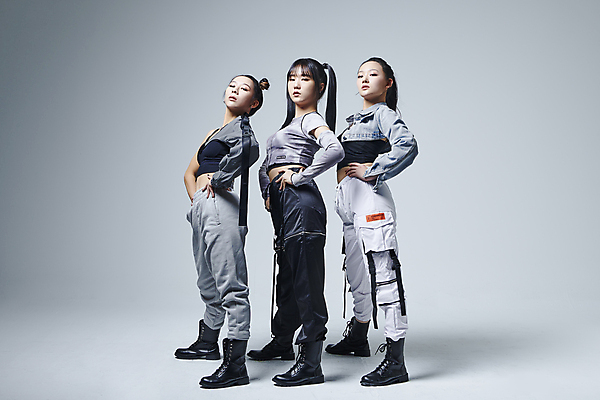 포토 JPG 스튜디오촬영 전신 여자 로우앵글 허리손 포즈 회색배경 실내 힙합 서기 20대 성인 옆모습 세명 댄서 한국인 춤 고개들기 성인여자만 힙스터 스트릿댄스 스트리트패션 국내포토 직업 패션 음악 뷰포인트 백그라운드 모션 문화예술 사람 동양인 청년 내부 회색 여자만 성인만 파일형식
