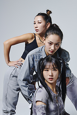 포토 JPG 스튜디오촬영 응시 여자 허리손 포즈 회색배경 실내 힙합 상반신 20대 성인 앞모습 옆모습 세명 댄서 한국인 춤 성인여자만 힙스터 스트릿댄스 스트리트패션 국내포토 직업 시선 패션 음악 뷰포인트 백그라운드 문화예술 사람 동양인 청년 내부 회색 여자만 성인만 파일형식