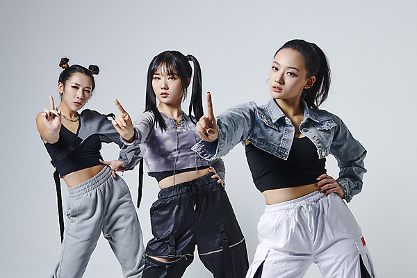 포토 JPG 스튜디오촬영 전신 응시 여자 허리손 포즈 회색배경 실내 힙합 손짓 상반신 20대 성인 앞모습 옆모습 세명 댄서 한국인 춤 성인여자만 힙스터 스트릿댄스 스트리트패션 국내포토 직업 시선 패션 음악 뷰포인트 백그라운드 모션 문화예술 사람 동양인 청년 내부 회색 여자만 성인만 파일형식