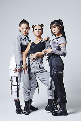 포토 JPG 스튜디오촬영 전신 응시 여자 포즈 회색배경 실내 힙합 서기 손짓 20대 성인 앞모습 옆모습 세명 댄서 한국인 춤 성인여자만 힙스터 스트릿댄스 스트리트패션 국내포토 직업 시선 패션 음악 뷰포인트 백그라운드 모션 문화예술 사람 동양인 청년 내부 회색 여자만 성인만 파일형식