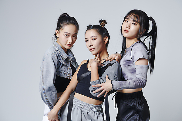 포토 JPG 스튜디오촬영 응시 여자 포즈 회색배경 실내 힙합 서기 손짓 상반신 20대 성인 옆모습 세명 댄서 한국인 춤 성인여자만 힙스터 어깨에손 스트릿댄스 스트리트패션 국내포토 직업 시선 패션 음악 뷰포인트 백그라운드 모션 문화예술 사람 동양인 청년 내부 회색 여자만 성인만 파일형식