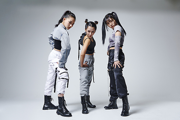 포토 JPG 스튜디오촬영 전신 응시 여자 로우앵글 허리손 포즈 회색배경 실내 힙합 서기 손짓 20대 성인 옆모습 세명 댄서 한국인 춤 성인여자만 힙스터 내려보기 스트릿댄스 스트리트패션 국내포토 직업 시선 패션 음악 뷰포인트 백그라운드 모션 문화예술 사람 동양인 청년 내부 회색 여자만 성인만 파일형식