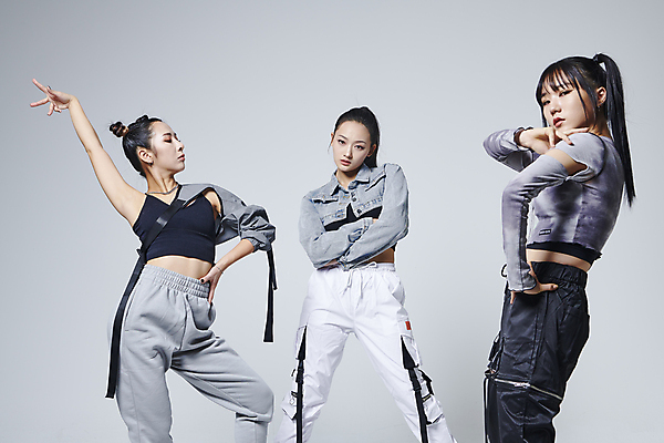 포토 JPG 스튜디오촬영 응시 여자 허리손 포즈 회색배경 실내 힙합 서기 손짓 상반신 20대 성인 앞모습 옆모습 세명 손들기 팔짱 댄서 한국인 춤 성인여자만 힙스터 스트릿댄스 스트리트패션 국내포토 직업 시선 패션 음악 뷰포인트 백그라운드 모션 문화예술 사람 동양인 청년 내부 회색 여자만 성인만 파일형식