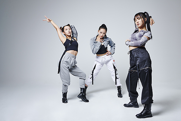 포토 JPG 스튜디오촬영 전신 응시 여자 포즈 회색배경 실내 힙합 손짓 20대 성인 앞모습 옆모습 세명 손들기 댄서 한국인 춤 성인여자만 힙스터 스트릿댄스 스트리트패션 국내포토 직업 시선 패션 음악 뷰포인트 백그라운드 모션 문화예술 사람 동양인 청년 내부 회색 여자만 성인만 파일형식