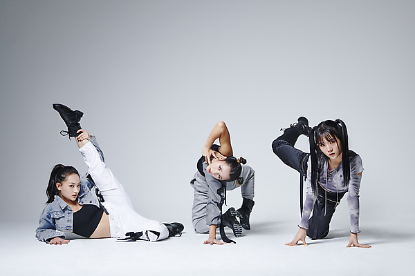 포토 JPG 스튜디오촬영 전신 응시 여자 포즈 회색배경 실내 힙합 20대 성인 앞모습 옆모습 세명 눕기 댄서 한국인 춤 잡기 무릎꿇기 다리들기 성인여자만 힙스터 스트릿댄스 스트리트패션 국내포토 직업 시선 패션 음악 뷰포인트 백그라운드 모션 문화예술 사람 동양인 청년 내부 회색 여자만 성인만 파일형식