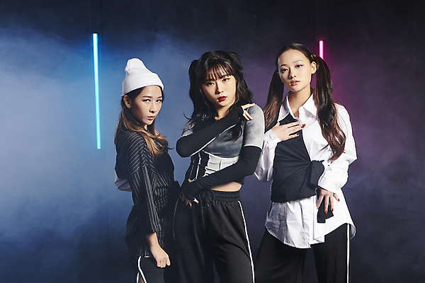 포토 JPG 라이프스타일 응시 여자 포즈 실내 힙합 서기 손짓 상반신 20대 성인 앞모습 옆모습 세명 검은색 댄서 한국인 무대 비니 성인여자만 힙스터 스트릿댄스 스트리트패션 국내포토 직업 모자_잡화 시선 패션 음악 뷰포인트 컬러 모션 사람 동양인 청년 내부 생활 춤 여자만 성인만 파일형식