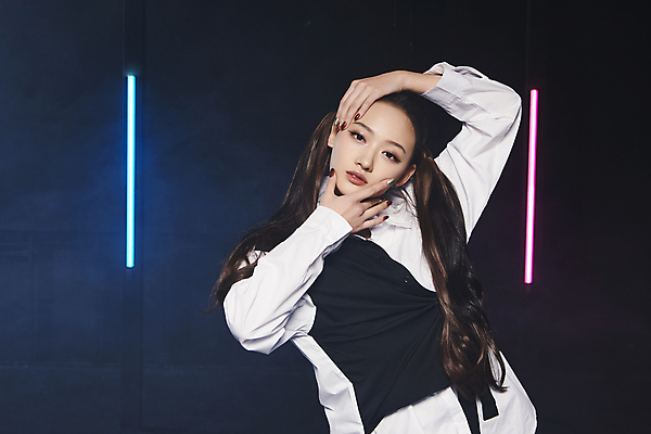 포토 JPG 라이프스타일 응시 여자 포즈 검은배경 실내 힙합 한명 손짓 상반신 20대 성인 앞모습 댄서 한국인 무대 성인여자한명만 힙스터 스트릿댄스 스트리트패션 국내포토 직업 1 시선 패션 음악 뷰포인트 백그라운드 모션 사람 동양인 청년 내부 생활 검은색 춤 여자한명만 성인여자만 파일형식