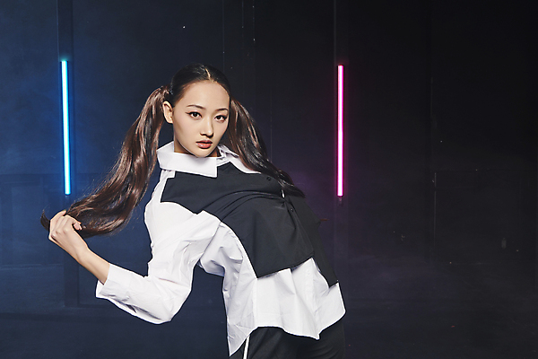 포토 JPG 라이프스타일 응시 여자 포즈 검은배경 실내 힙합 한명 상반신 20대 성인 옆모습 머리카락 댄서 한국인 무대 잡기 성인여자한명만 힙스터 스트릿댄스 스트리트패션 국내포토 직업 1 시선 패션 음악 뷰포인트 백그라운드 모션 사람 동양인 청년 내부 생활 머리 검은색 춤 여자한명만 성인여자만 파일형식