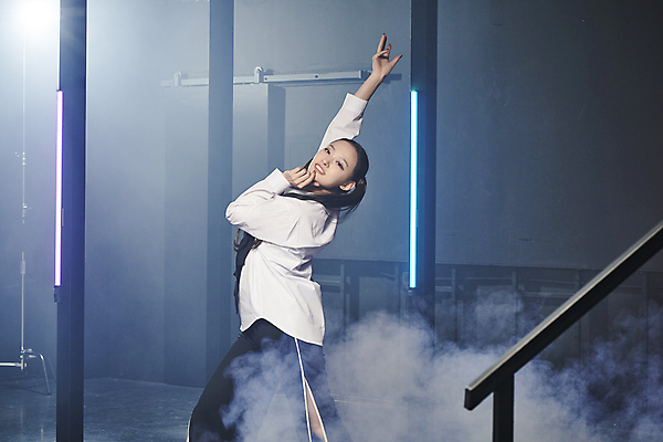 포토 JPG 라이프스타일 응시 여자 포즈 검은배경 실내 힙합 한명 서기 미소 손짓 20대 성인 옆모습 빛 손들기 댄서 한국인 무대 연기 성인여자한명만 힙스터 스트릿댄스 스트리트패션 국내포토 직업 1 시선 패션 음악 뷰포인트 백그라운드 모션 표정 사람 동양인 청년 내부 생활 검은색 춤 여자한명만 성인여자만 파일형식