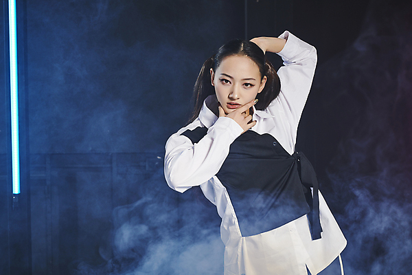 포토 JPG 라이프스타일 응시 여자 포즈 검은배경 실내 힙합 한명 서기 손짓 상반신 20대 성인 앞모습 댄서 한국인 무대 연기 성인여자한명만 힙스터 스트릿댄스 스트리트패션 국내포토 직업 1 시선 패션 음악 뷰포인트 백그라운드 모션 사람 동양인 청년 내부 생활 검은색 춤 여자한명만 성인여자만 파일형식