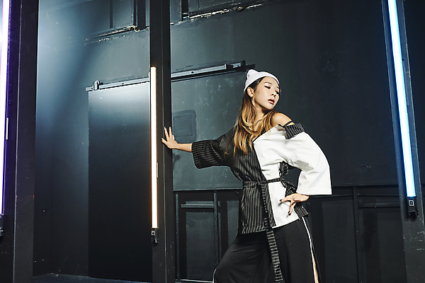 포토 JPG 라이프스타일 여자 허리손 포즈 검은배경 실내 힙합 한명 서기 20대 성인 앞모습 댄서 한국인 무대 비니 손뻗기 성인여자한명만 힙스터 스트릿댄스 스트리트패션 국내포토 직업 모자_잡화 1 패션 음악 뷰포인트 백그라운드 모션 사람 동양인 청년 내부 생활 검은색 춤 여자한명만 성인여자만 파일형식